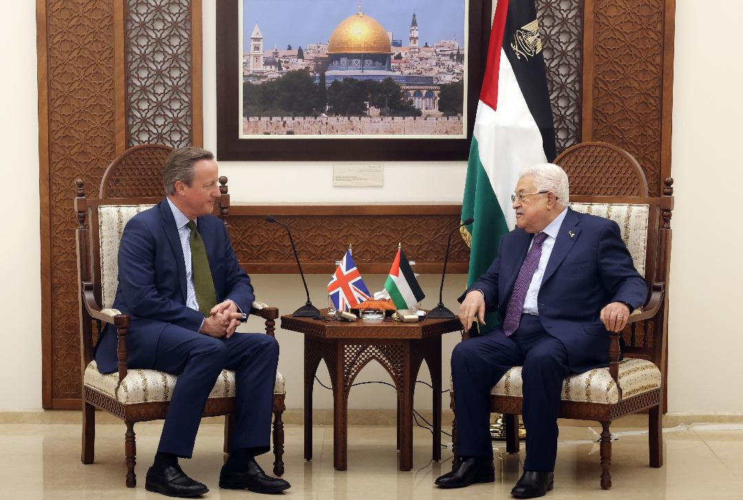  الرئيس أثناء لقائه وزير خارجية بريطانيا ديفيد كاميرون (تصوير: ثائر غنايم)